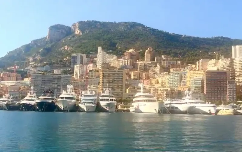 Vue panoramique du Port Hercule depuis le bateau bus
